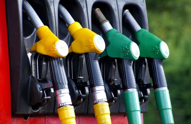 Benzín v posledních dvou týdnech zdražil více než o korunu na litr. Nafta je tak po necelém půlroce opět levnějším palivem