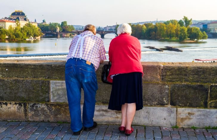 Vdovský důchod a důchodový věk v příkladech