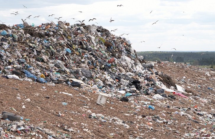 Jak se v roce 2021 a 2022 zvyšuje poplatek za uložení odpadu na skládku?