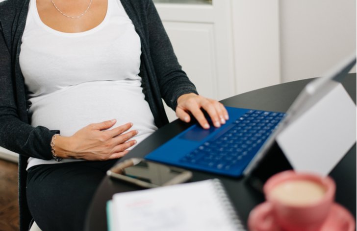 Jak se na těhotenství v zaměstnání dívá zákoník práce?