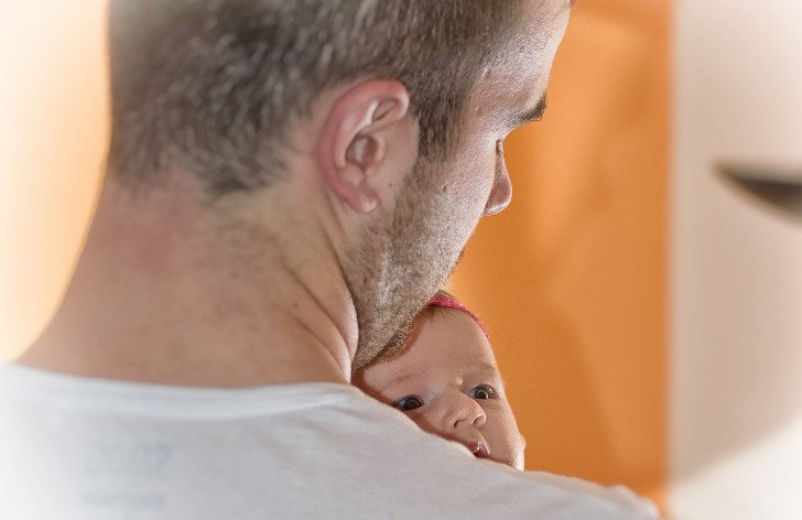 Může dostat muž na otcovské dovolené výpověď? Jak jste na otcovské chráněni?