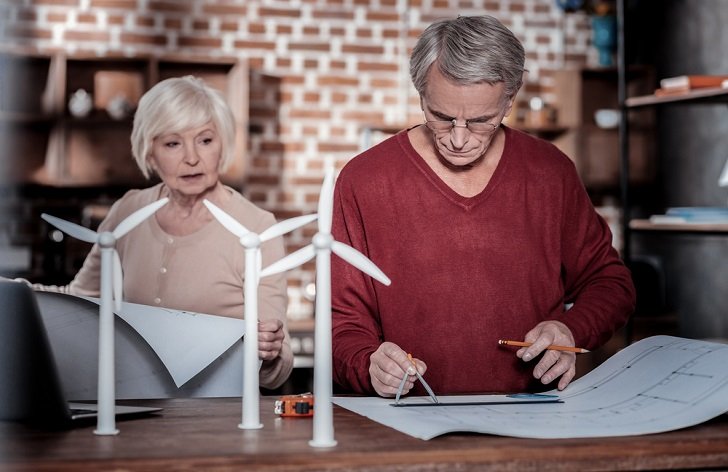 Pracující starobní důchodci a zákoník práce: Na co mají nárok?