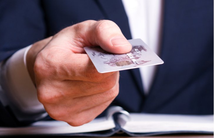 Při placení kartou v cizině můžete zaplatit poplatek navíc
