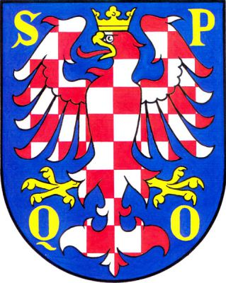 V modrém poli stříbrno-červeně šachovaná korunovaná orlice se zlatou zbrojí a červeným jazykem, provázená v rozích zlatými majuskulními písmeny SPQO.