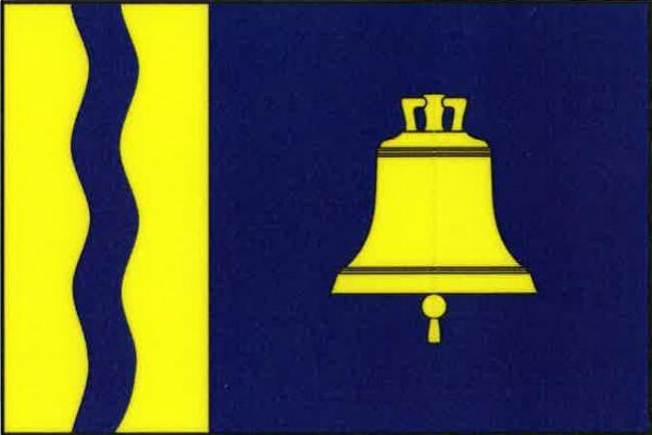 List tvoří čtyři svislé pruhy, žlutý, vlnitý modrý, zvlněný žlutý a modrý, v poměru 1 : 1 : 1 : 6. Ve vlajícím pruhu žlutý zvon. Poměr šířky k délce listu je 2 : 3.