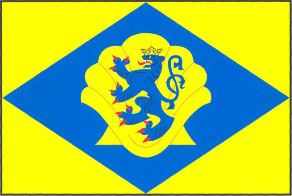 Žlutý list s modrým kosočtvercem s vrcholy na okrajích listu. V něm obrácená žlutá svatojakubská mušle s modrým korunovaným dvouocasým lvem s červenou zbrojí. Poměr šířky k délce listu je 2 : 3.