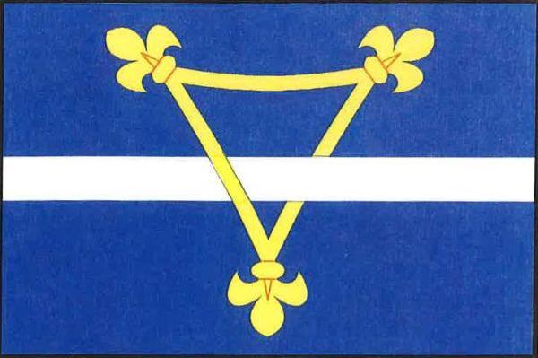 Modrý list se žlutým liliovým trojhranem (2, 1). Uprostřed bílý pruh široký osminu šířky listu provlečený pod žerďovým ramenem trojhranu. Poměr šířky k délce listu je 2 : 3.