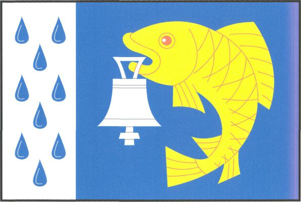 List tvoří bílý žerďový pruh, široký jednu čtvrtinu délky listu, s devíti modrými kapkami (2, 1 střídavě), a modré pole se žlutou rybou vztyčenou do oblouku, držící v tlamě bílý zvon se závěsem. Poměr šířky k délce listu je 2 : 3.