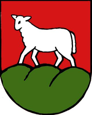 Červený štít, v němž stojí na zeleném trojvrší doprava kráčející bílá ovce.