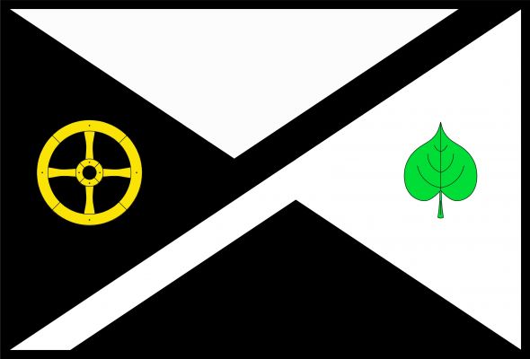 Černo-bíle kosmo dělený list přeložený šikmým černo-bíle děleným pruhem širokým pětinu šířky listu. V žerďovém poli žluté vozové kolo se čtyřmi rameny, ve vlajícím poli vztyčený zelený lipový list. Poměr šířky k délce listu je 2 : 3.