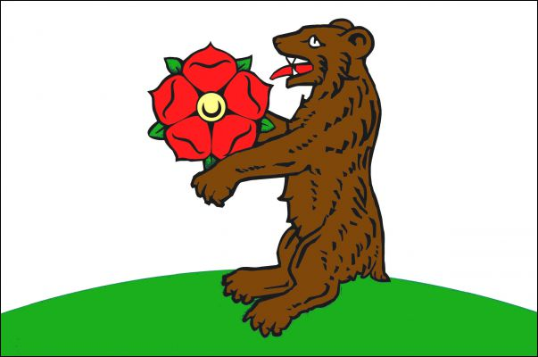 List tvoří dva vodorovné pruhy, bílý a zelený vypouklý, v poměru 9 : 1. Přes ně sedící vztyčený hnědý medvěd s červeným jazykem a bílými zuby držící červenou růži se žlutým semeníkem a zelenými kališními lístky. Poměr šířky k délce listu je 2 : 3.