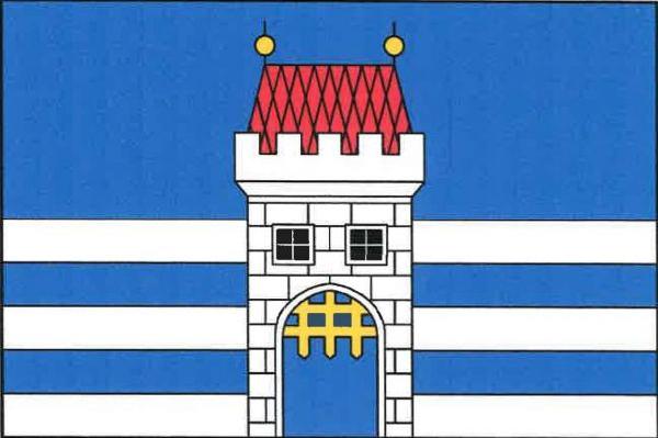List tvoří šest střídavě modrých a bílých vodorovných pruhů, v poměru 5 : 1 : 1 : 1 : 1 : 1. Z dolního okraje listu vyniká bílá kvádrovaná věž s modrou branou se žlutou vytaženou mříží, dvěma černými okny, cimbuřím a červenou valbovou střechou se dvěma žl