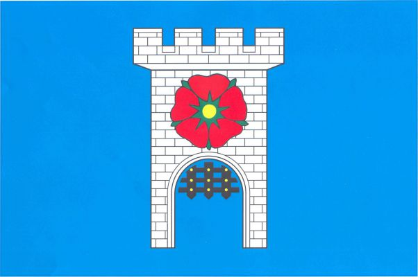 Modrý list; uprostřed bílá kvádrovaná věž s cimbuřím a prázdnou branou s polovytaženou černou mříží. Nad branou červená růže se žlutým semeníkem a zelenými kališními lístky. Poměr šířky k délce listu je 2 : 3.