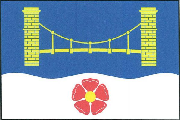 List tvoří dva vodorovné pruhy, modrý a zvlněný bílý se třemi vrcholy a dvěma prohlubněmi, v poměru 5 : 3. V modrém pruhu volný řetězový most se dvěma kvádrovanými mostními věžemi, vše žluté, v bílém pruhu červená růže se žlutým semeníkem. Poměr šířky k d