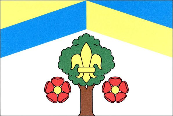 Bílý list s modro-žlutě polcenou krokví, vycházející z druhé čtvrtiny žerďového a vlajícího okraje s vrcholem na horním okraji listu, a s horními trojúhelníky opačných barev. Z dolního okraje listu vyrůstá listnatý strom se zelenou korunou se žlutou lilií