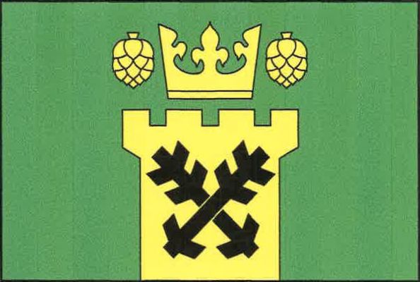 Zelený list, z druhé třetiny dolního okraje listu vyniká věž s cimbuřím, nad ní koruna provázená dvěma svěšenými chmelovými šišticemi, vše žluté. Ve věži zkřížené černé ostrve. Poměr šířky k délce listu je 2 : 3.