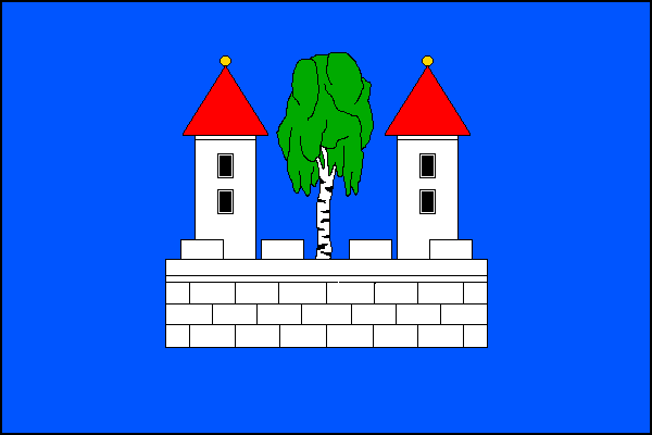 Modrý list s bílou kvádrovanou hradbou s cimbuřím a dvěma věžemi, každá se dvěma černými okny pod sebou a červenou stanovou střechou se žlutou makovicí, mezi nimi vyrůstá zelená bříza s bílým kmenem. Poměr šířky k délce je 2:3.