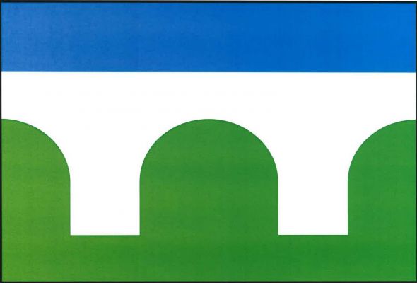 List tvoří tři vodorovné pruhy, modrý, bílý v podobě mostu se dvěma pilíři, a zelený, v poměru 3 : 2 : 7. Most má jeden celý a dva poloviční oblouky, pilíře jsou široké šestinu délky listu, s patou šestinu šířky listu od dolního okraje. Poměr šířky k délc