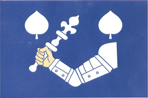 Modrý list s bílým obrněným ramenem bez rukavice držícím šikmo liliové žezlo, provázené nahoře dvěma bílými vztyčenými lipovými listy. Poměr šířky k délce listu je 2 : 3.