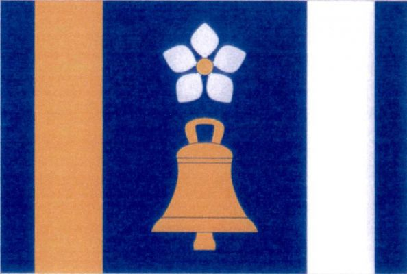 List tvoří pět svislých pruhů, modrý, žlutý, modrý, bílý a modrý, v poměru 1: 2 : 6 : 2 : 1. Ve středním pruhu žlutý zvon pod bílým jabloňovým květem se žlutým středem. Poměr šířky k délce je 2 : 3.