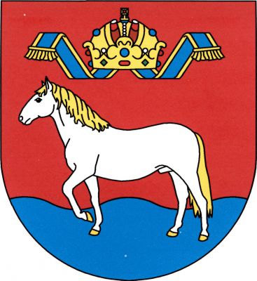 V červeném štítě s modrou vlnitou patou vykračující stříbrný kladrubský kůň se zlatou zbrojí převýšený rakouskou císařskou korunou s fimbriemi.
