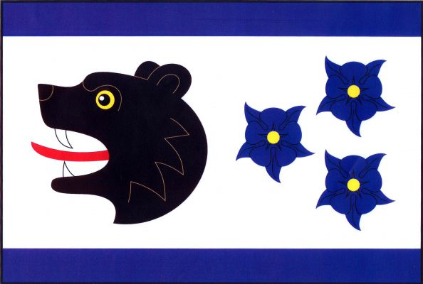 List tvoří tři vodorovné pruhy, modrý, bílý a modrý, v poměru 1 : 6 : 1. V žerďové polovině bílého pruhu hnědá medvědí hlava s bílými zuby a červeným jazykem, ve vlající polovině tři modré květy orlíčku obecného, jeden u hlavy a dva pod sebou u vlajícího 