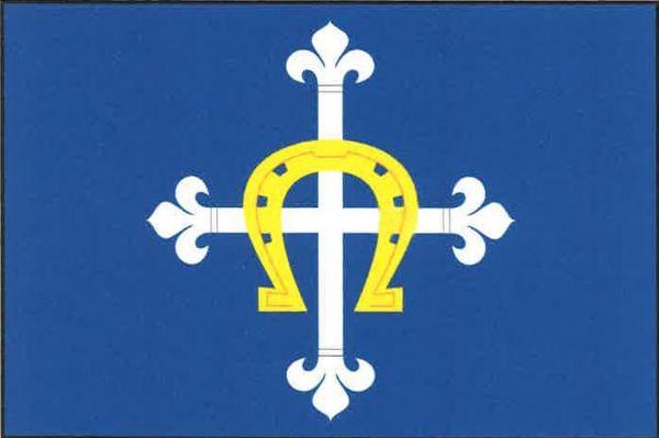 Modrý list s bílým liliovým křížem přeloženým žlutou podkovou. Poměr šířky k délce listu je 2 : 3.