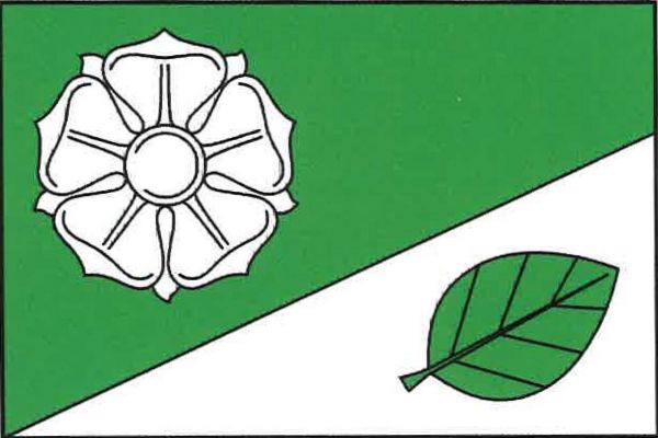 Zelený list s bílým dolním vlajícím trojúhelníkem sahajícím do třetí desetiny šířky listu. V zeleném poli bílá růže, v bílém poli šikmo vztyčený zelený bukový list. Poměr šířky k délce listu je 2 : 3.