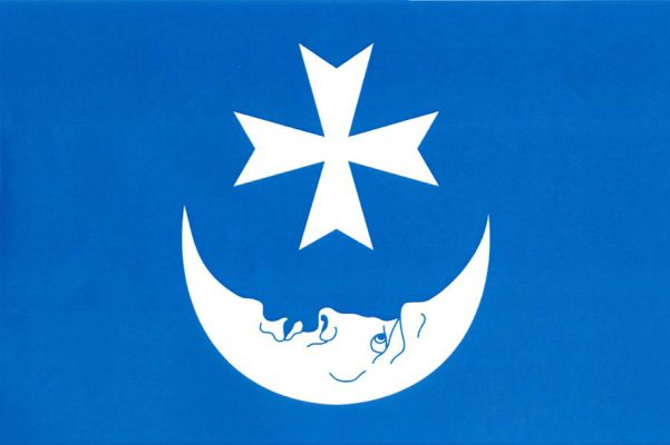 Modrý list s maltézský křížem nad půlměsícem s tváří, cípy k hornímu okraji, obojí bílé. Poměr šířky k délce listu je 2 : 3.