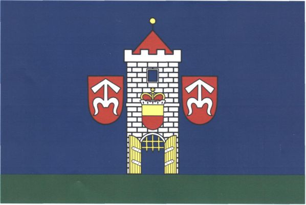 List tvoří dva vodorovné pruhy, modrý a zelený, v poměru 6 : 1. Ve střední části modrého pruhu stojí na zeleném pruhu bílá kvádrovaná věž s cimbuřím, s prázdnou branou s otevřenými vraty na bílých závěsech, s vytaženou mříží, obojí žluté, prázdným oknem, 